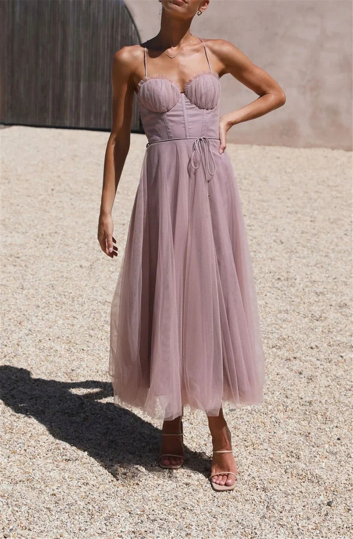 Dames cocktailjurk met elegante tule gelaagd ontwerp - stijlvolle avondmode