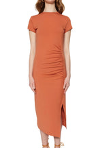 Oranje midi-jurk met korte mouwen en zijsplit - Bakkermode.nl