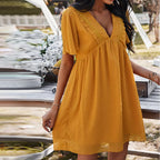 Zomerse jurk met V-hals en kantdetails - Bakkermode.nl