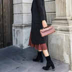 Zwarte suède enkellaarzen dames - halfhoge laarsjes met blokhak - Bakkermode.nl