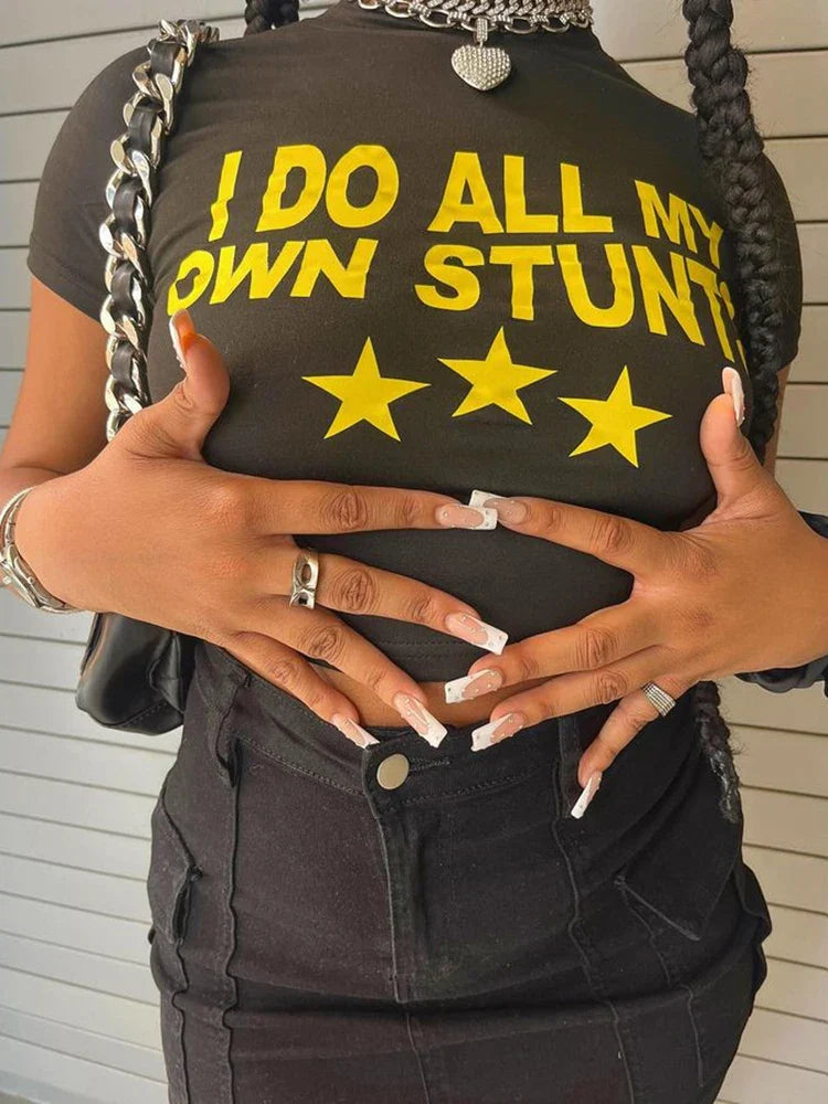 Trendy cropped t-shirt met "i do all my own stunts" print voor vrouwen - Bakkermode.nl