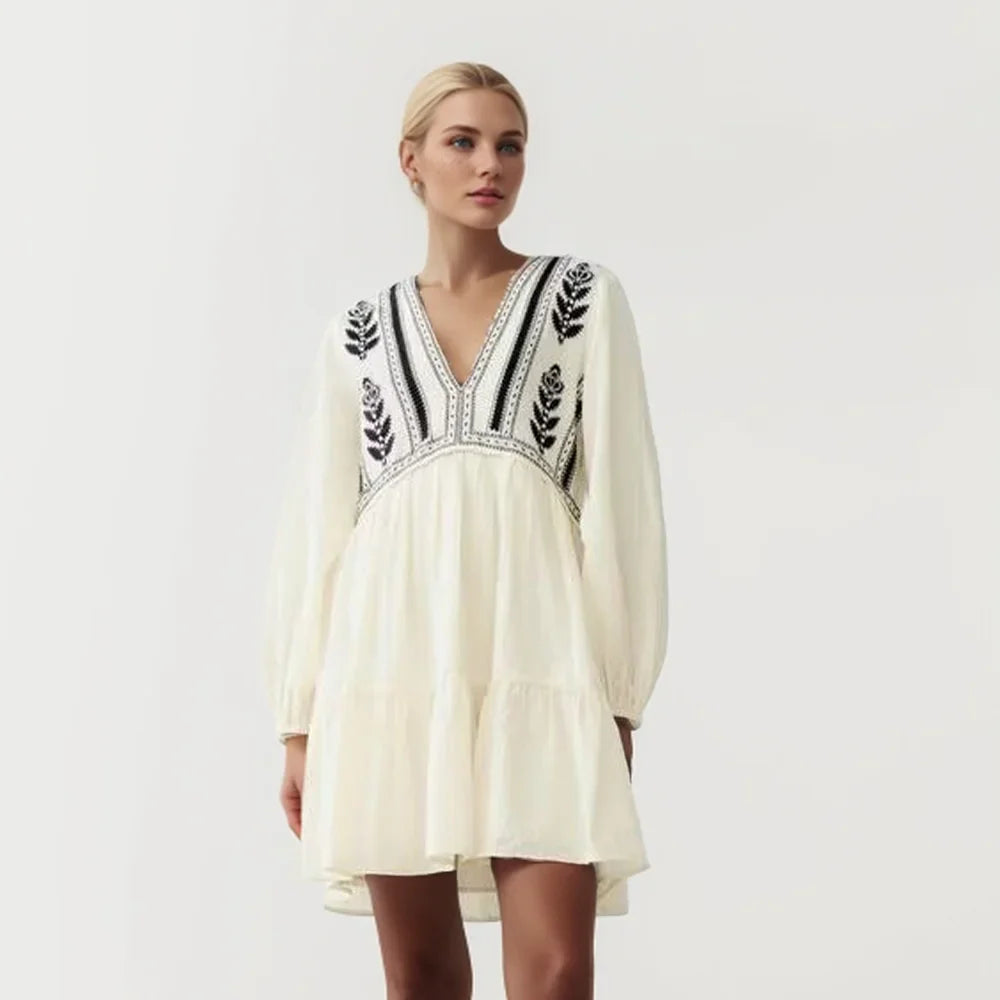 Jurk met borduurwerk en lange mouwen - Bakkermode.nl