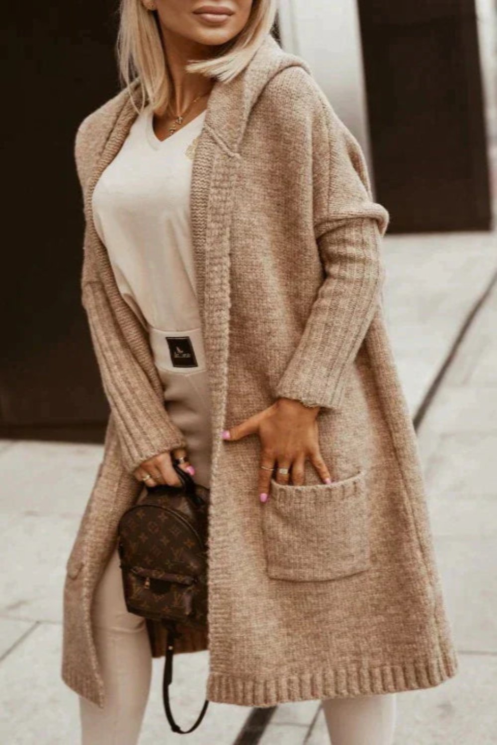 Knusse gebreide vest met capuchon dames - stijlvolle lange winterjas - Bakkermode.nl