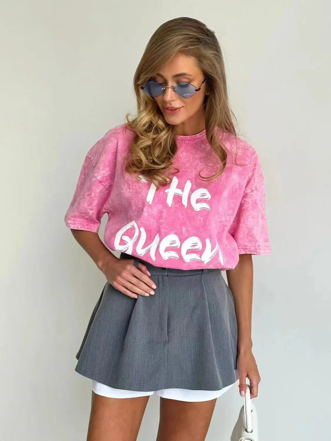 Roze t-shirt met tekst "the queen" - Bakkermode.nl
