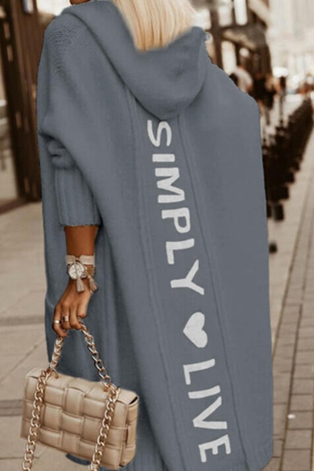 Knusse gebreide vest met capuchon dames - stijlvolle lange winterjas - Bakkermode.nl