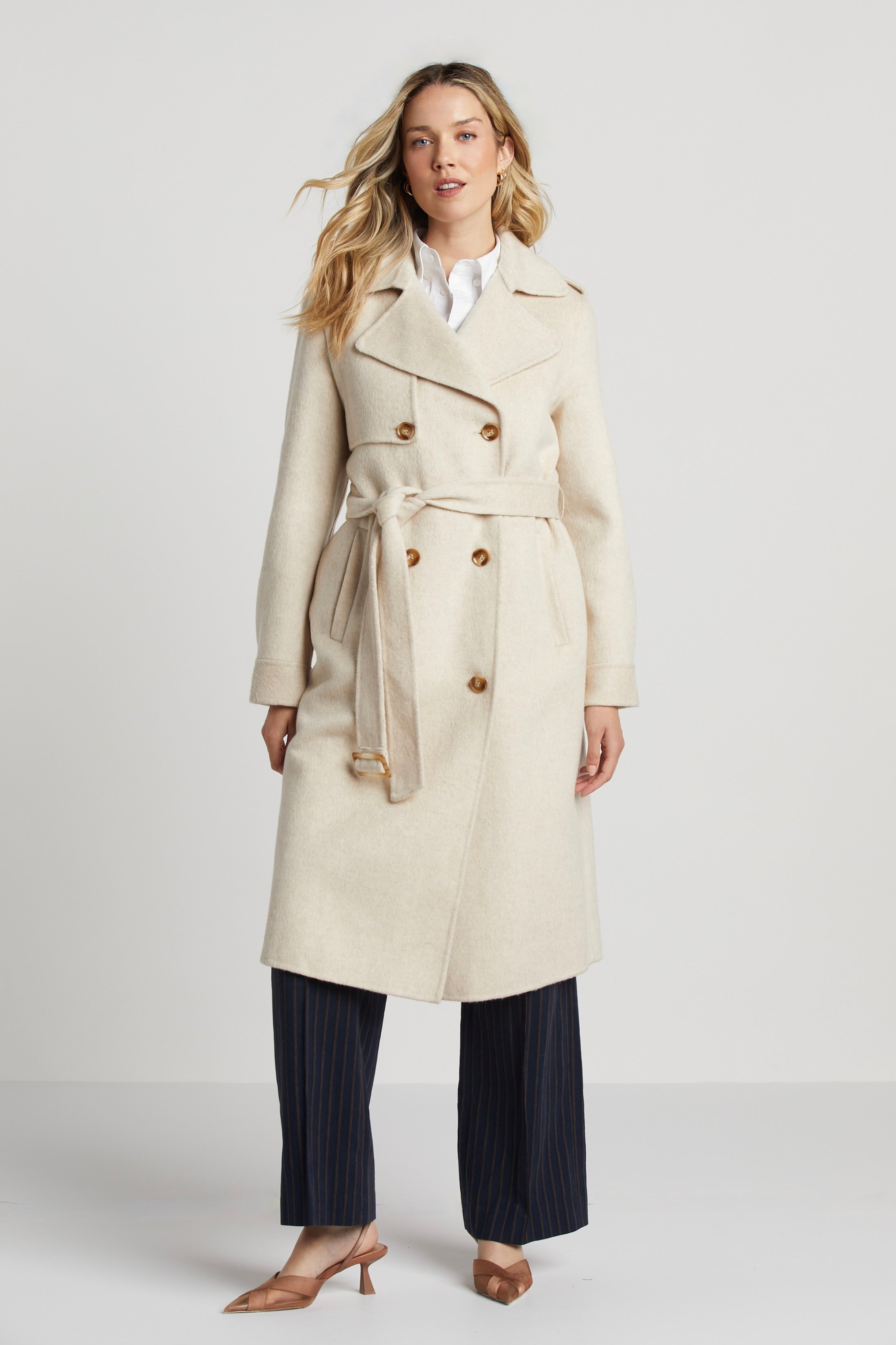 Trenchcoat - dames wollen jas met dubbele rij knopen en afneembare riem en stormflap - Bakkermode.nl