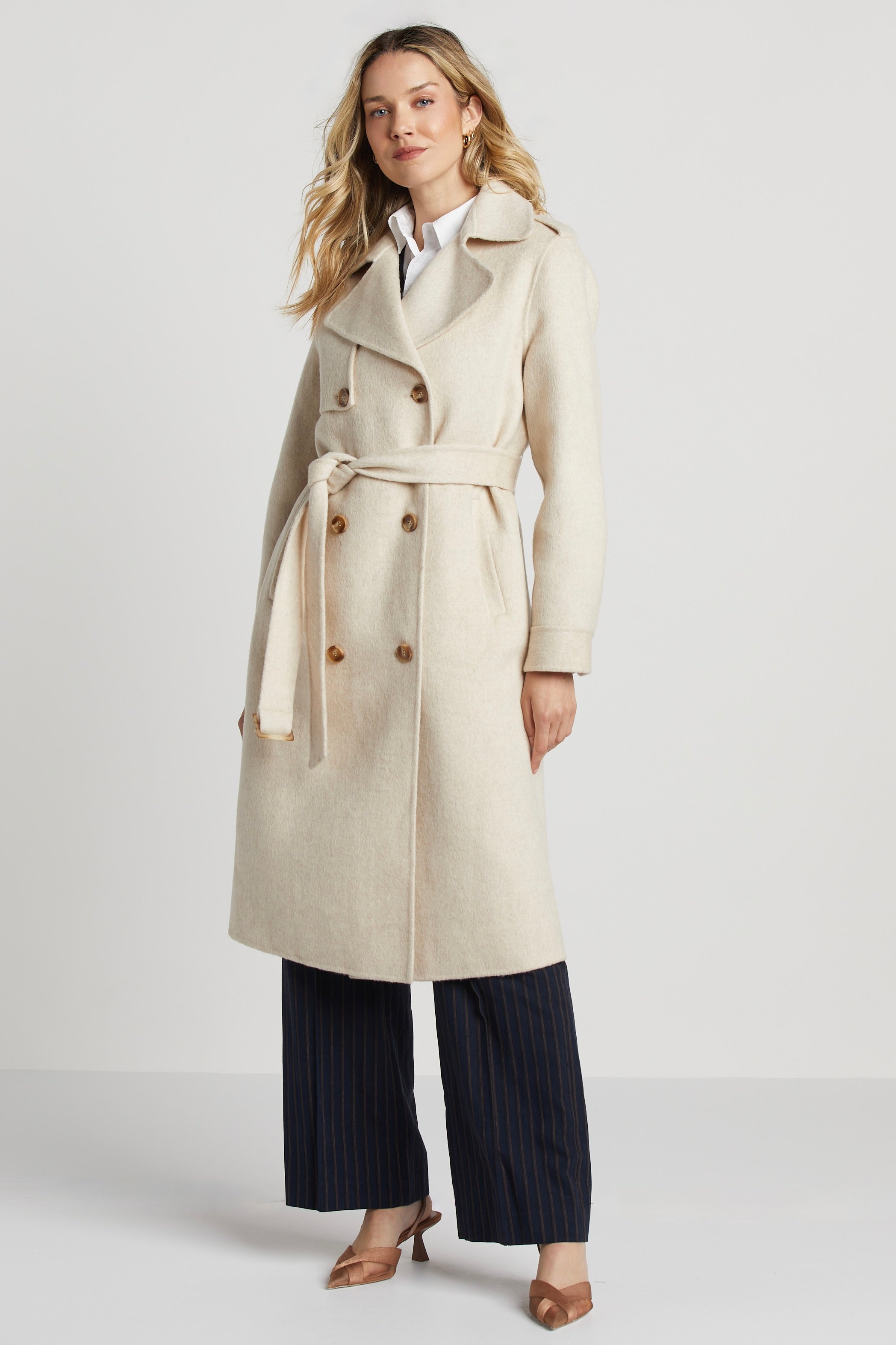 Trenchcoat - dames wollen jas met dubbele rij knopen en afneembare riem en stormflap - Bakkermode.nl