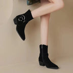 Suède enkellaarzen dames – puntneus met gespsluiting - Bakkermode.nl