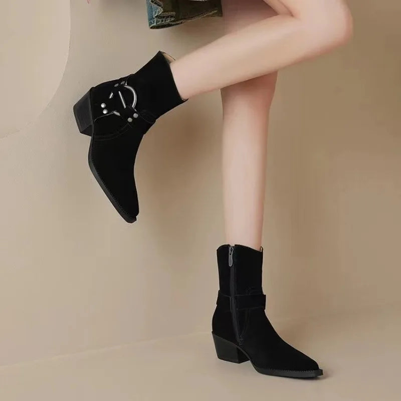 Suède enkellaarzen dames – puntneus met gespsluiting - Bakkermode.nl