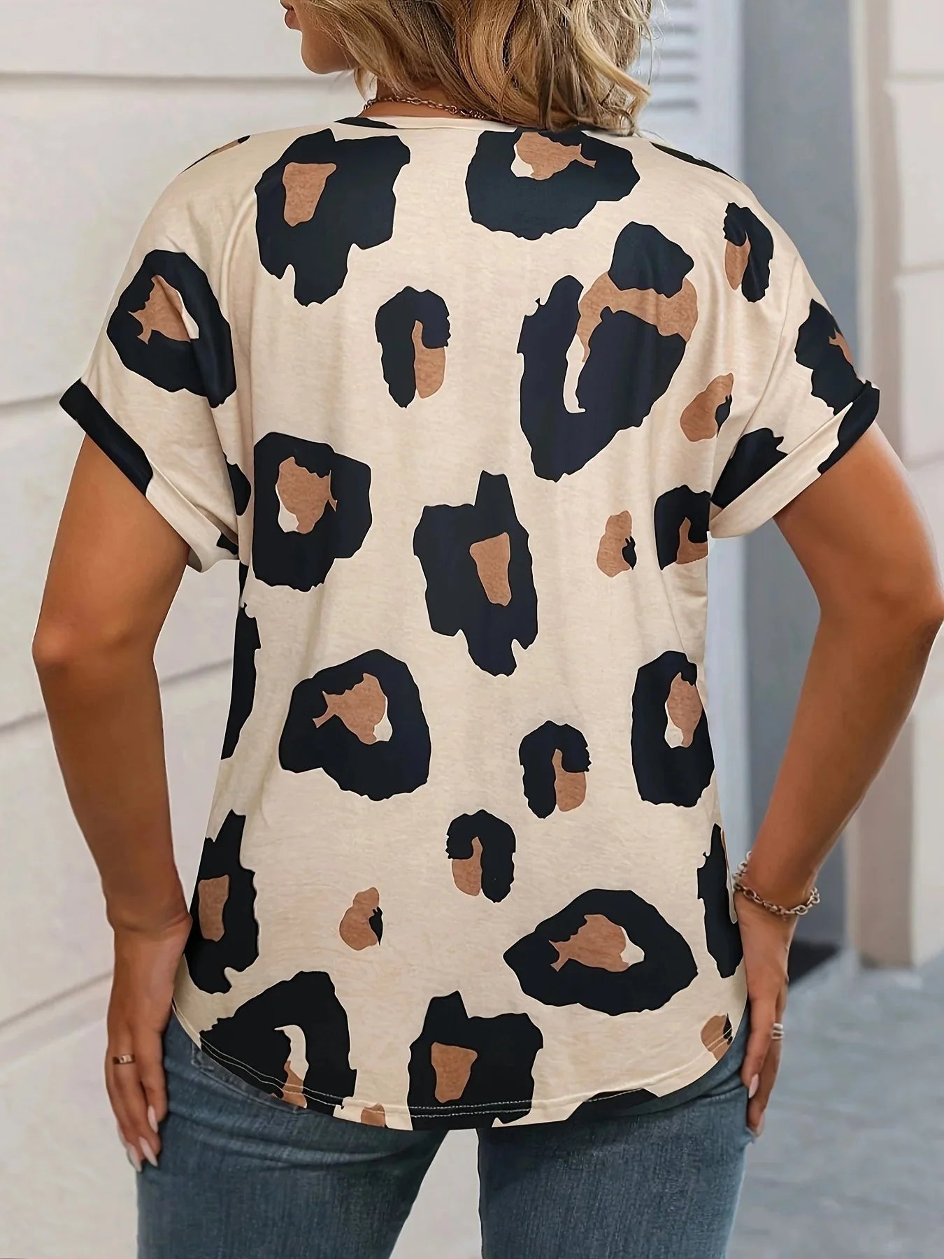 Abstracte luipaardprint v-hals t-shirt - Bakkermode.nl