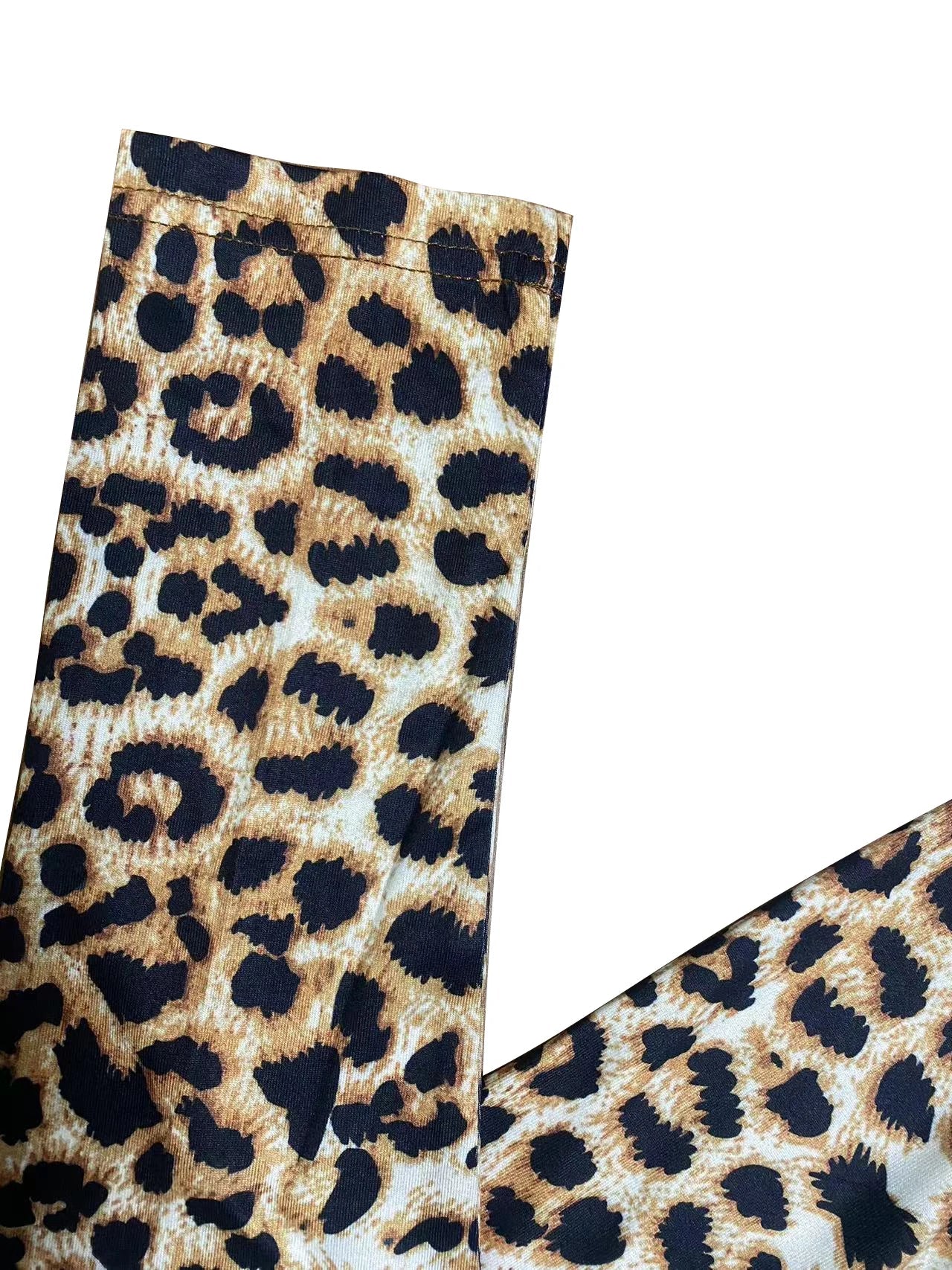 Modieuze luipaardprint top met uitsnijding - Bakkermode.nl