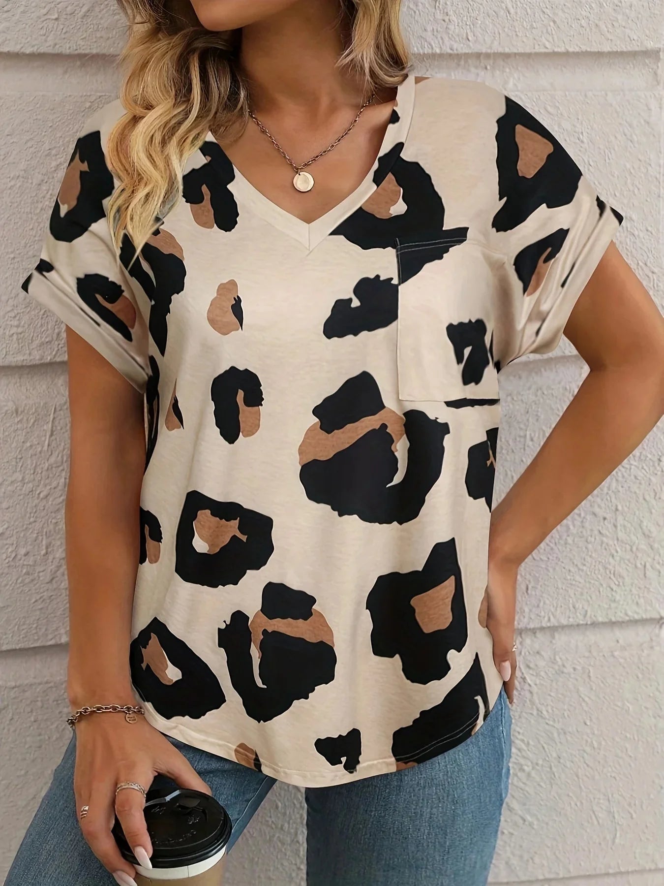 Abstracte luipaardprint v-hals t-shirt - Bakkermode.nl