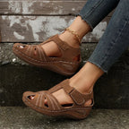 Bruine sandalen met uitsnijdingen en klittenband - Bakkermode.nl