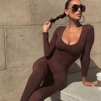 Vrouwelijke aansluitende jumpsuit elegant met lange mouwen - casual en avondkleding, zachte stretchstof