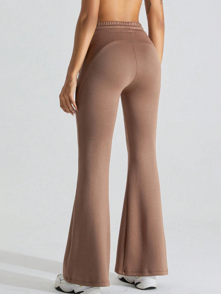 Bruine flared sportbroek met trekkoord - Bakkermode.nl