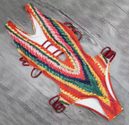 Kleurrijke bedrukte monokini met diepe v-rug - Bakkermode.nl