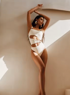 Badpak met vierkante hals en bloemenuitsnijding - Bakkermode.nl