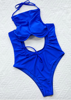 Diep uitgesneden blauw badpak met ruches - Bakkermode.nl