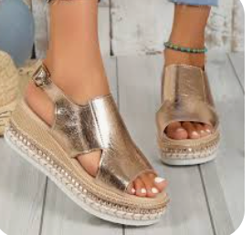 Gouden metallic sandalen met sleehak - Bakkermode.nl