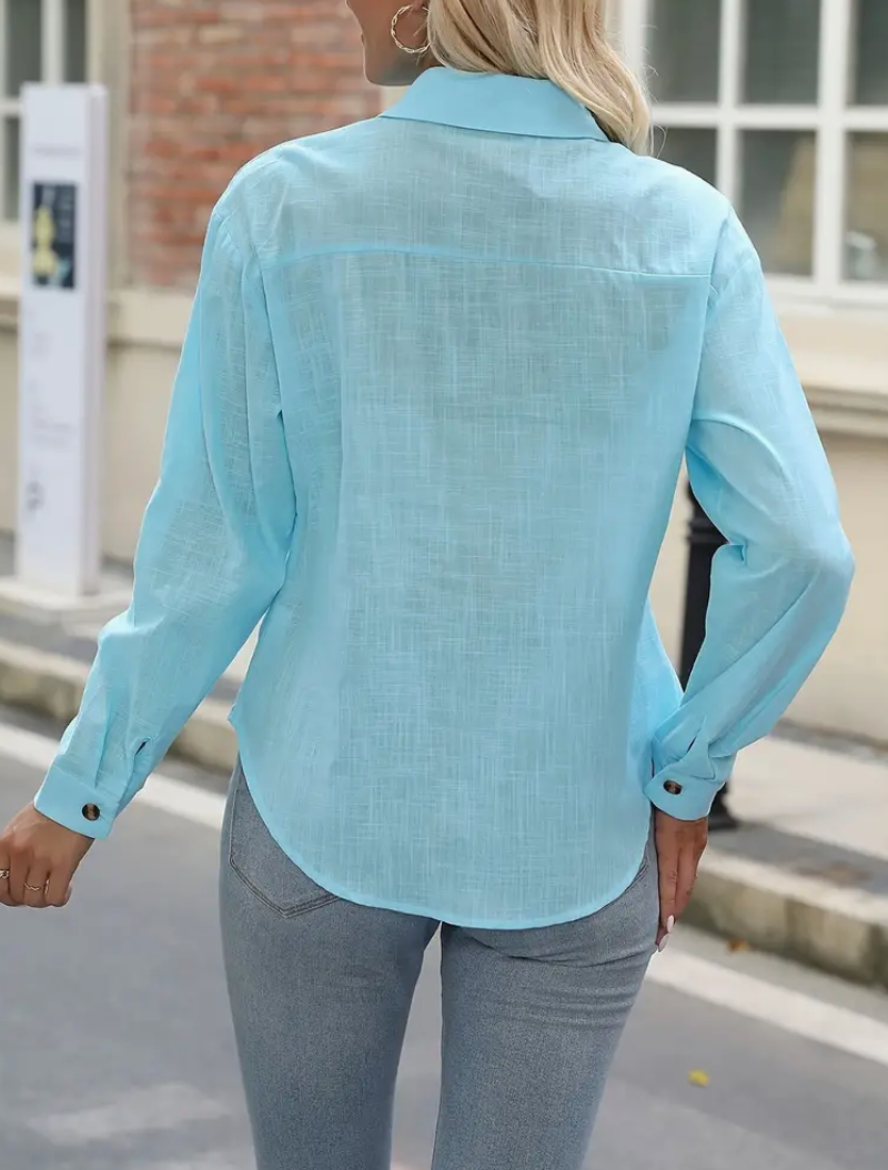 Lichtblauwe linnen blouse met borstzak - Bakkermode.nl