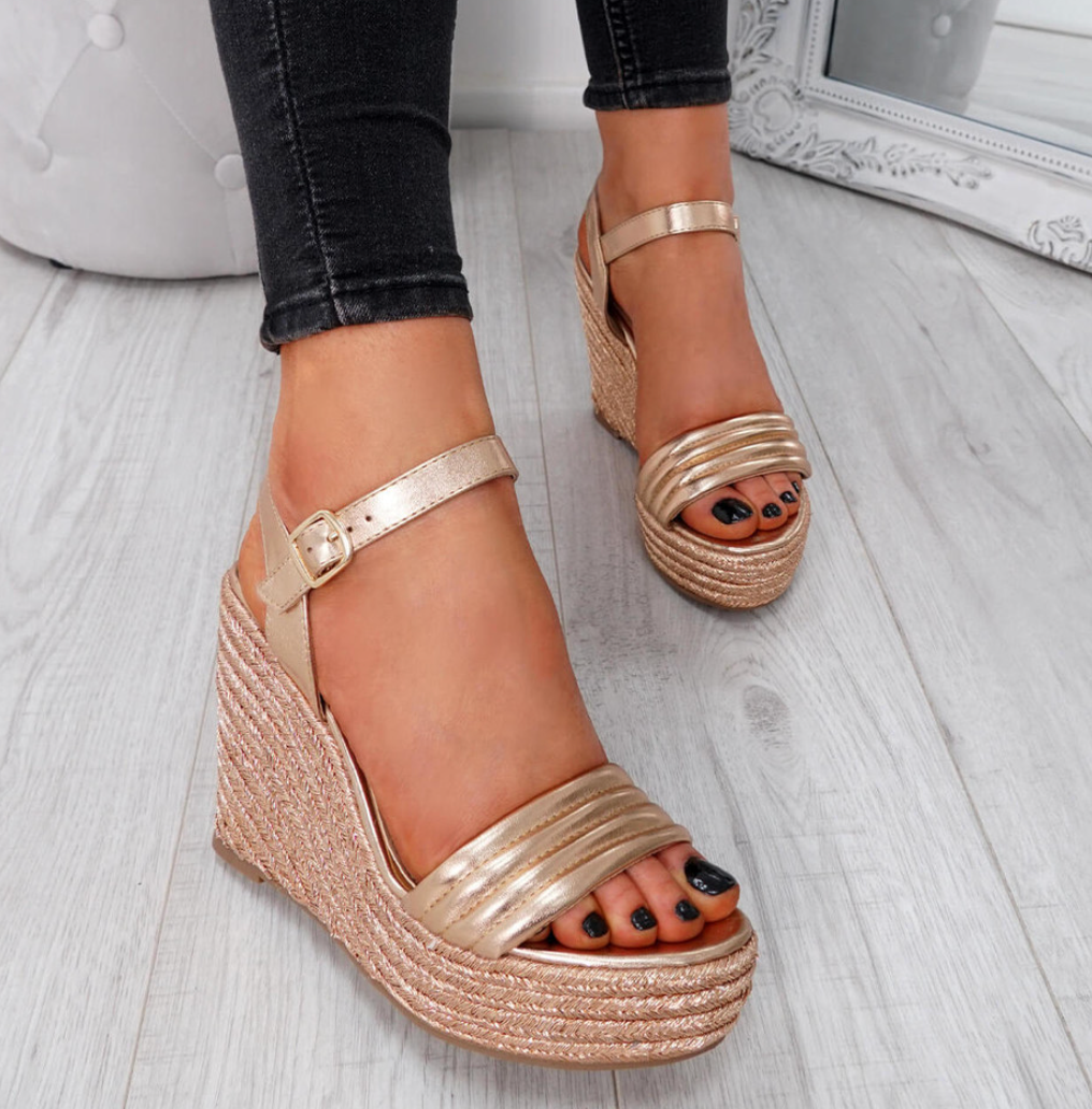 Gouden sleehak sandalen - Bakkermode.nl