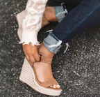 Beige sleehaksandalen met gesp - Bakkermode.nl