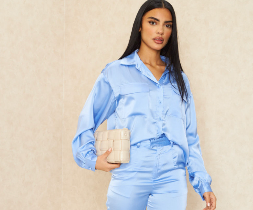 Lichtblauwe satijnen blouse - Bakkermode.nl