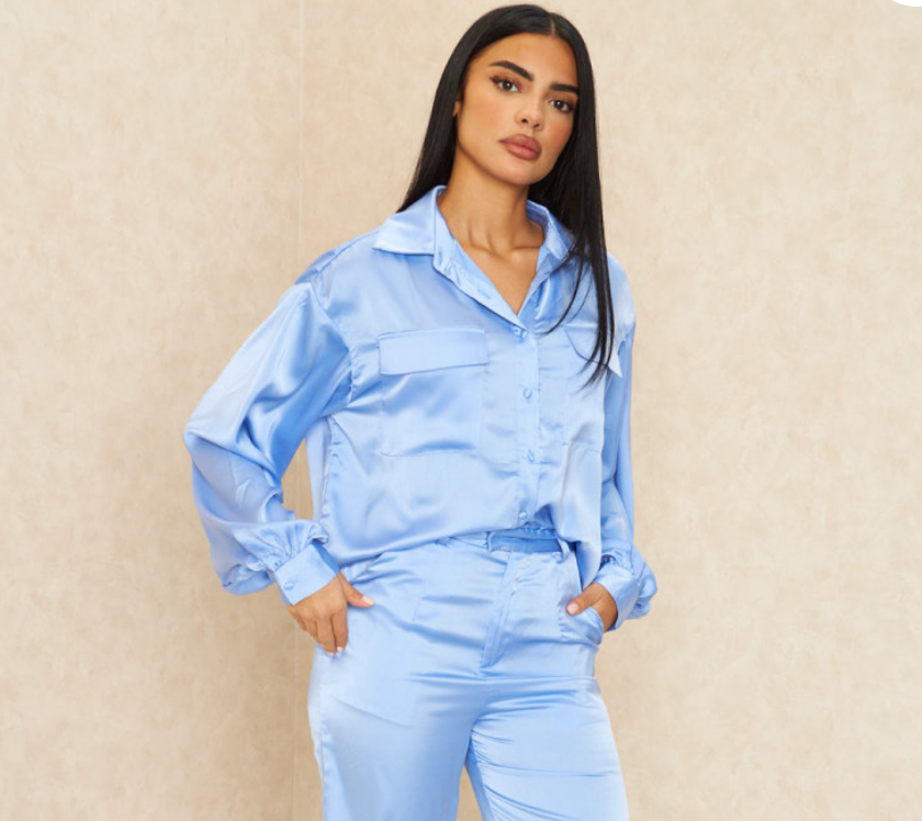 Lichtblauwe satijnen blouse - Bakkermode.nl