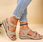 Beige sleehaksandalen met klittenbandsluiting - Bakkermode.nl