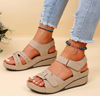 Beige sleehaksandalen met klittenbandsluiting - Bakkermode.nl