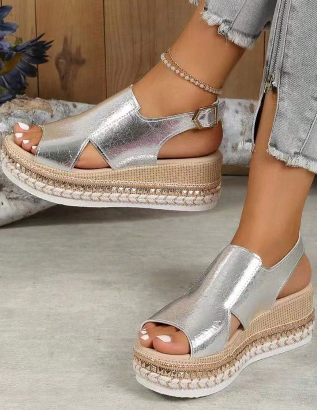 Zilveren sandalen met sleehak - Bakkermode.nl