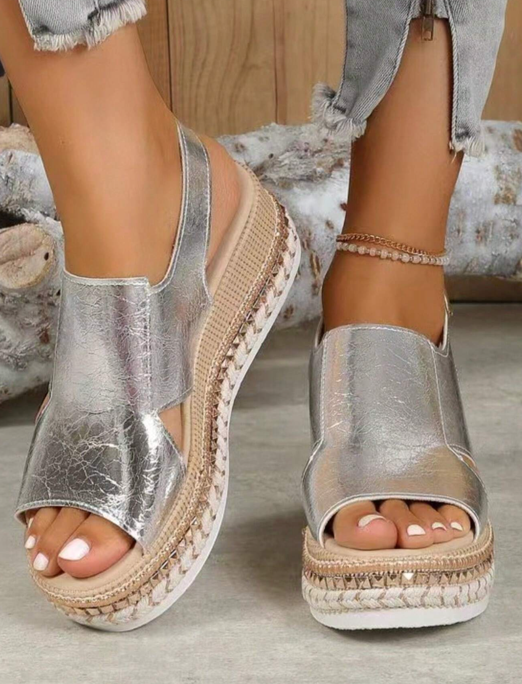 Zilveren sandalen met sleehak - Bakkermode.nl