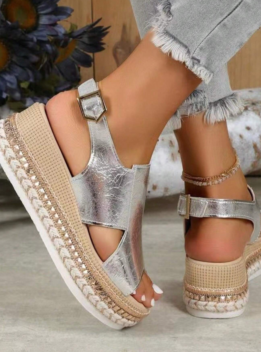 Zilveren sandalen met sleehak - Bakkermode.nl