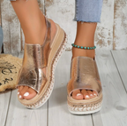 Gouden metallic sandalen met sleehak - Bakkermode.nl