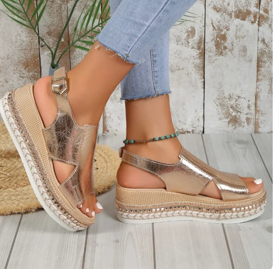 Gouden metallic sandalen met sleehak - Bakkermode.nl