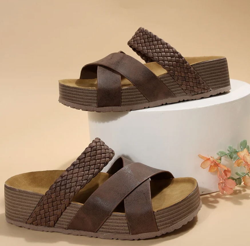 Wedgesandalen met gevlochten bandjes - Bakkermode.nl