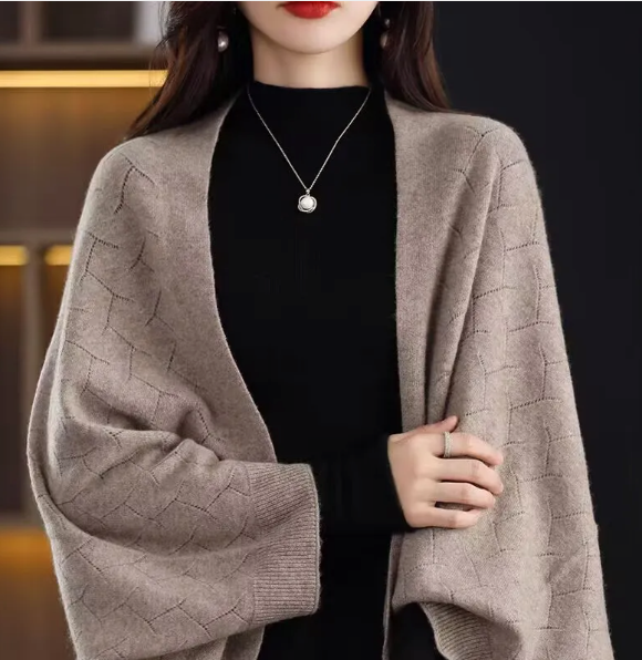 Poncho met knoopsluiting - elegante gebreide wrap voor dames