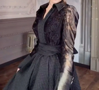 Zwart jacquard jurkje - elegante bloemenprint met tailleriem voor dames