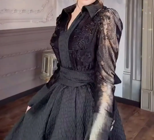 Zwart jacquard jurkje - elegante bloemenprint met tailleriem voor dames