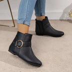 Zwarte leren enkellaarzen dames – puntneus met gespsluiting - Bakkermode.nl