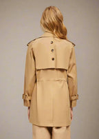 Beige dubbele rij knopen trenchcoat voor dames - klassieke lange jas - Bakkermode.nl