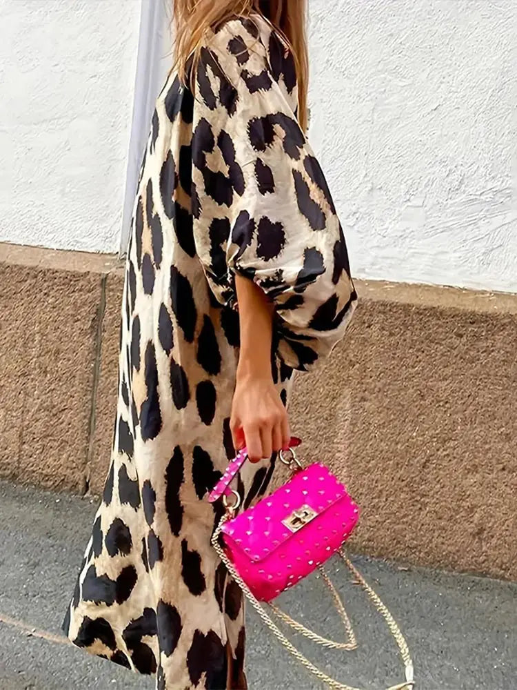 Midi-jurk met luipaardprint en driekwart mouwen - Bakkermode.nl
