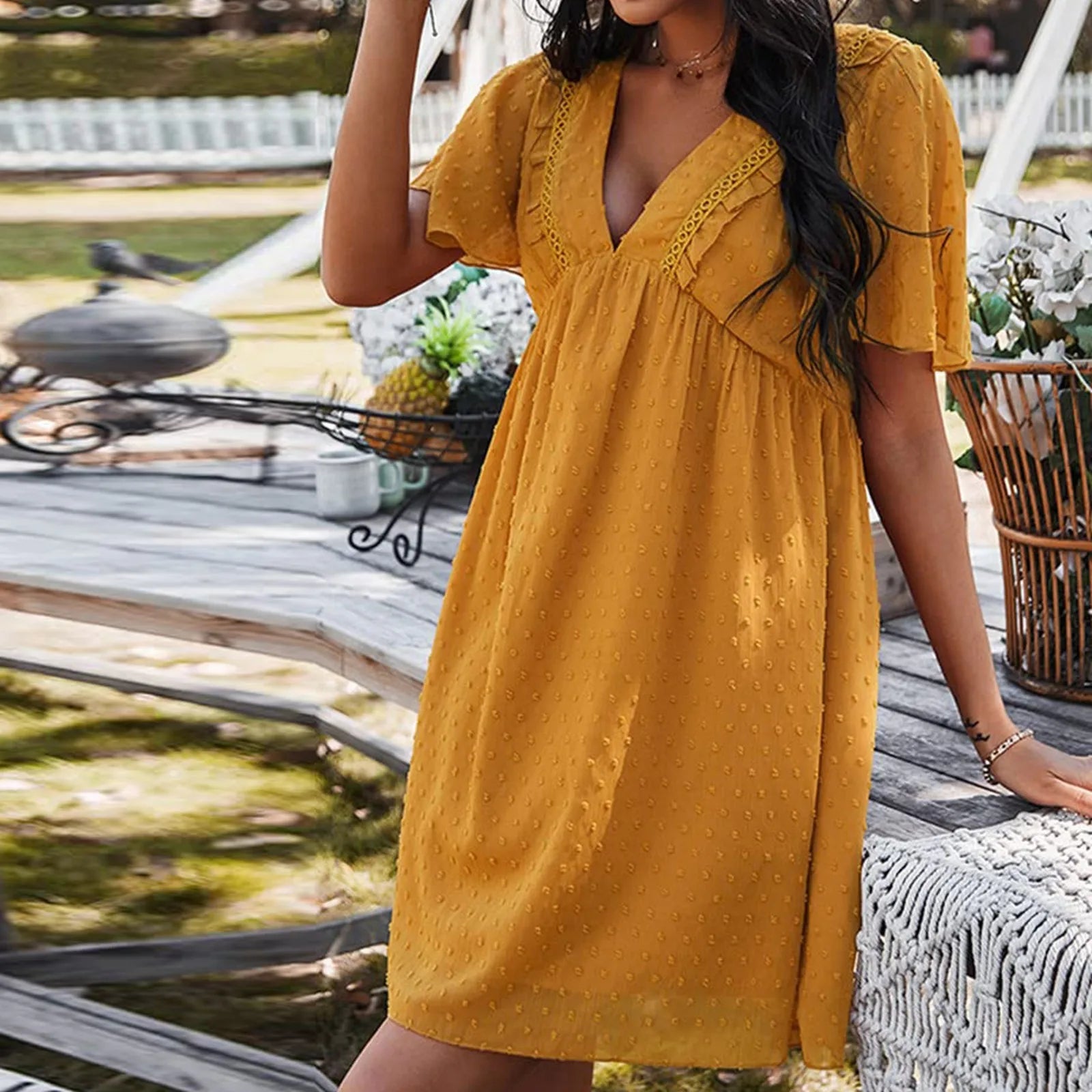 Zomerse jurk met V-hals en kantdetails - Bakkermode.nl