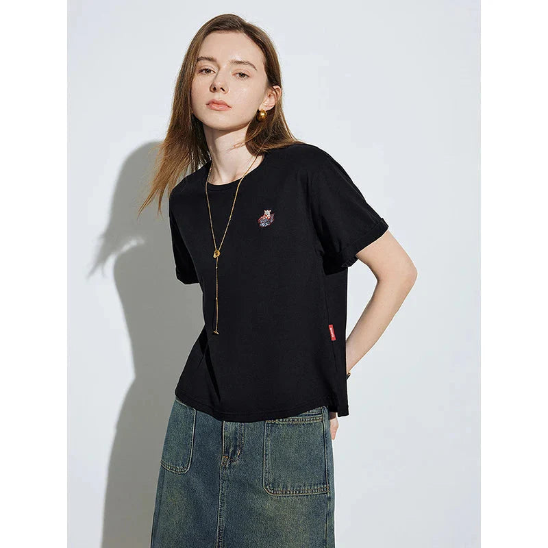 Eenvoudig en stijlvol basis t-shirt met klein borduursel - Bakkermode.nl