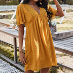 Zomerse jurk met V-hals en kantdetails - Bakkermode.nl