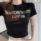 Casual korte top met "mastermind loves" tekst - Bakkermode.nl