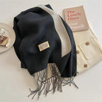 Luxe wollen sjaal - zachte dames wrap met franjes - Bakkermode.nl