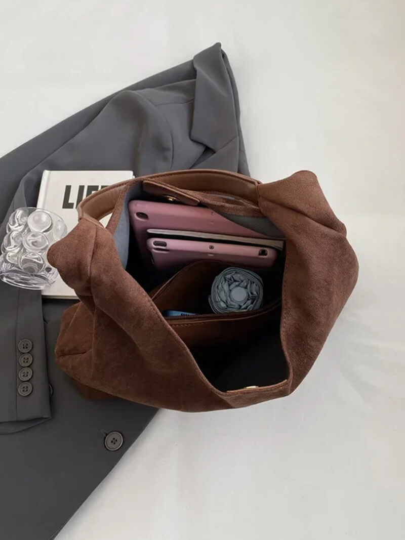 Suède schoudertas dames - zachte en ruime hobo tas - Bakkermode.nl