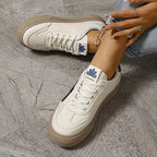 Trendy dames gympen - platform sneakers wit met marineblauwe strepen - Bakkermode.nl