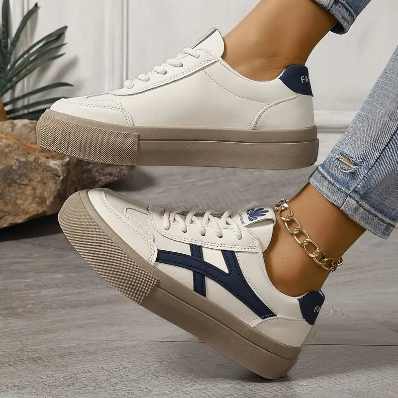 Trendy dames gympen - platform sneakers wit met marineblauwe strepen - Bakkermode.nl